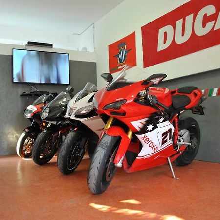 Italian Piston House Sport Moto Rent Panzió Millesimo Kültér fotó