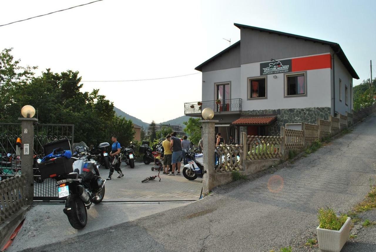 Italian Piston House Sport Moto Rent Panzió Millesimo Kültér fotó