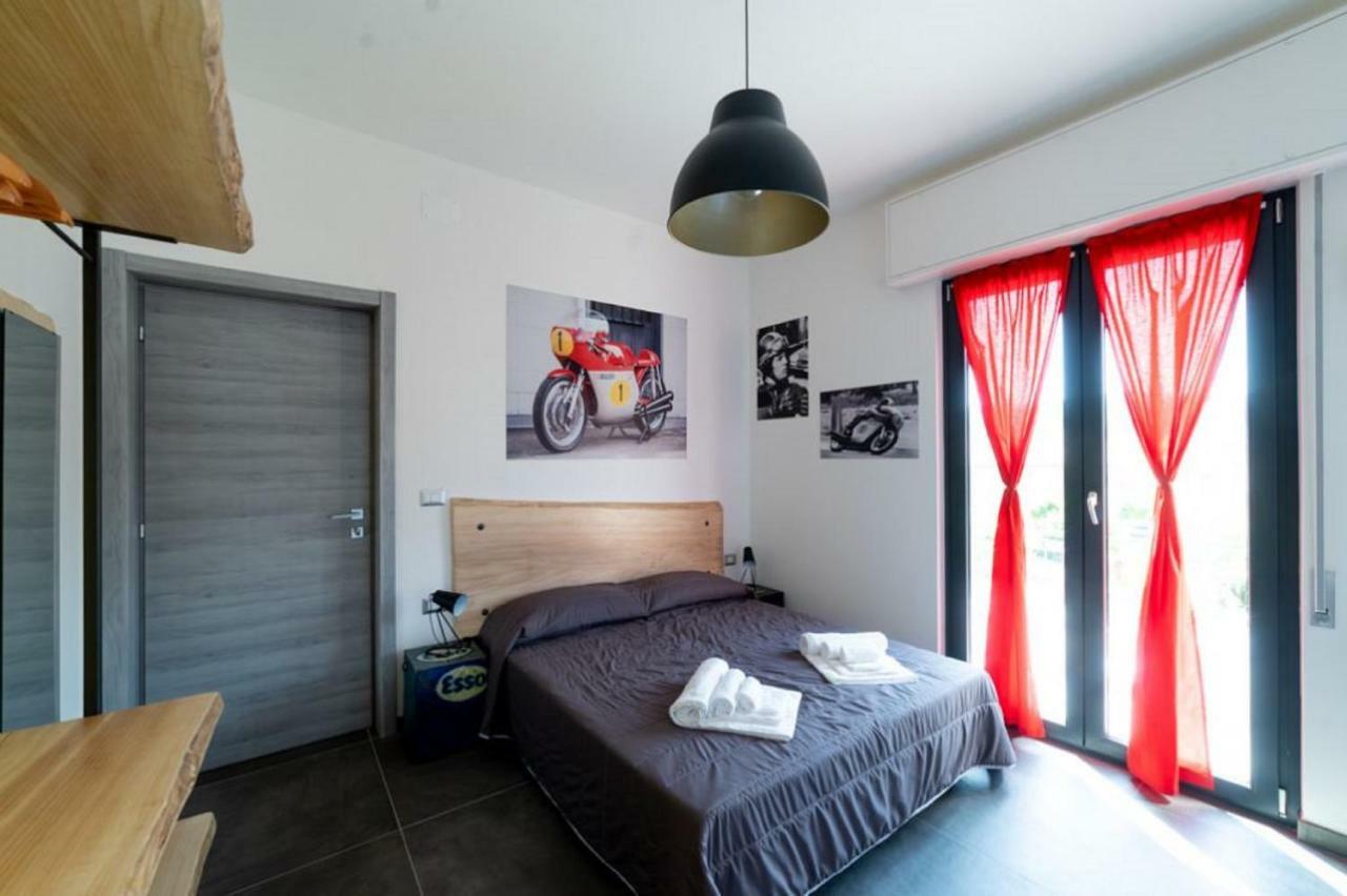 Italian Piston House Sport Moto Rent Panzió Millesimo Kültér fotó