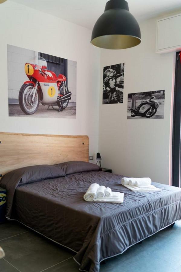 Italian Piston House Sport Moto Rent Panzió Millesimo Kültér fotó