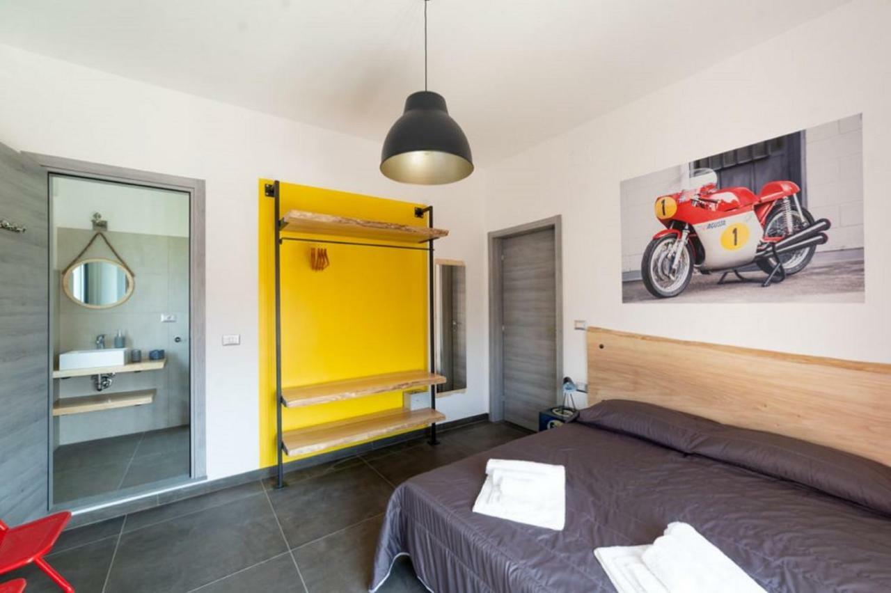 Italian Piston House Sport Moto Rent Panzió Millesimo Kültér fotó