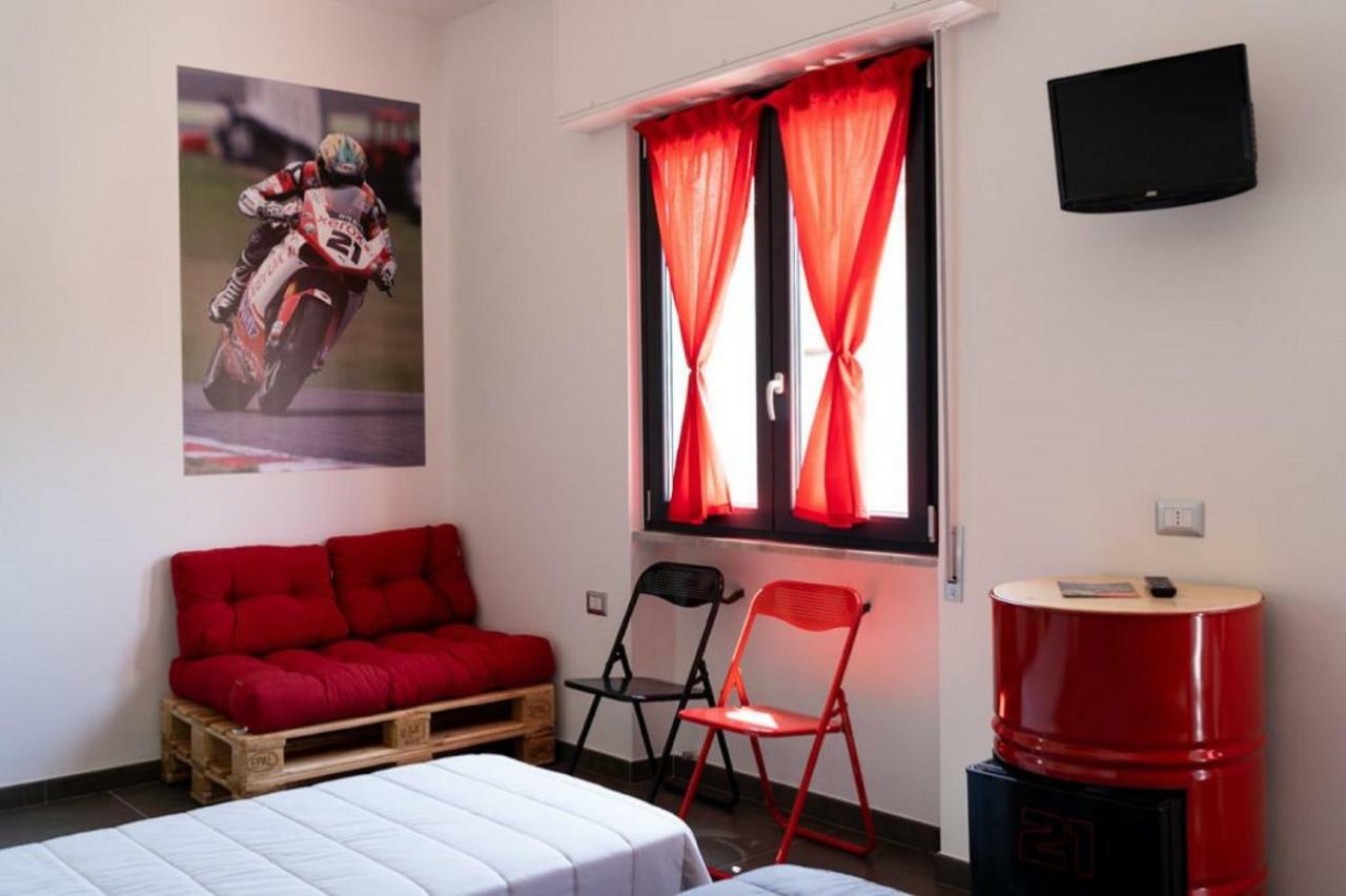Italian Piston House Sport Moto Rent Panzió Millesimo Kültér fotó