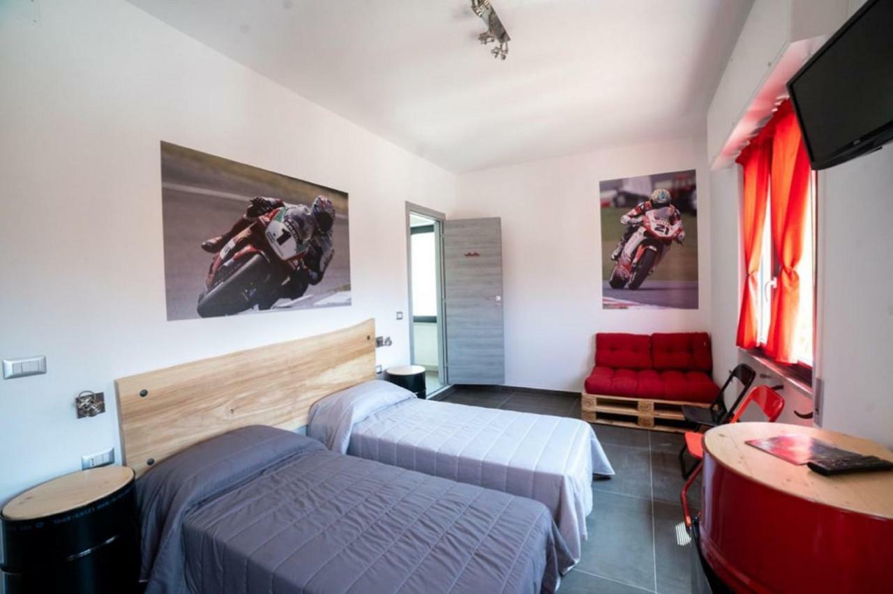 Italian Piston House Sport Moto Rent Panzió Millesimo Kültér fotó